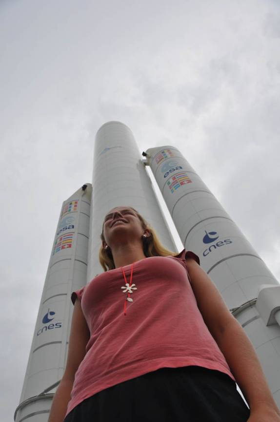 A Ana e o Ariane V, no Centro Espacial em Kourou - Guiana  Francesa